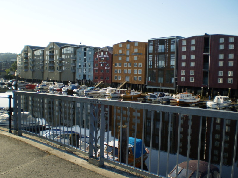 Trondheim - kanał obok dworca, widok z lewej